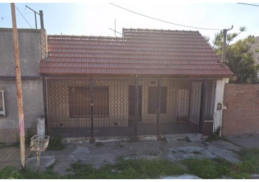 Venta casa sobre lote 8.66 por 26, FINANCIA, Villa Madero